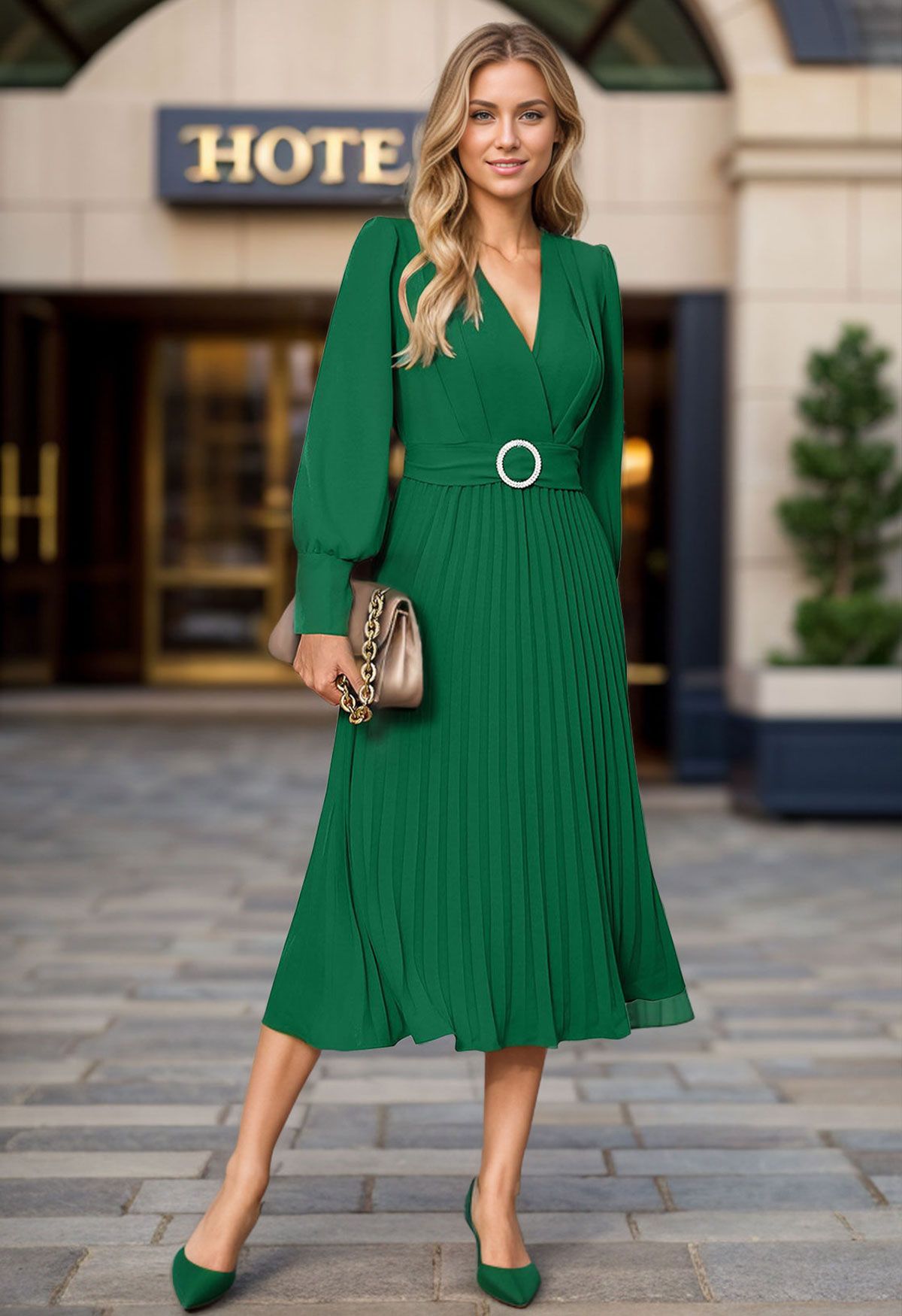 Vestido midi con pliegues elegantes, cruzado y cinturón en verde