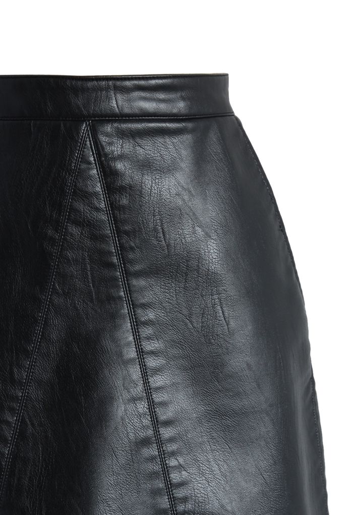 Falda de cuero sintético en negro