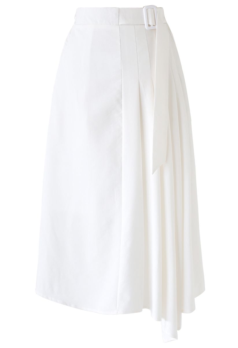Falda midi con cinturón y detalles plisados en blanco