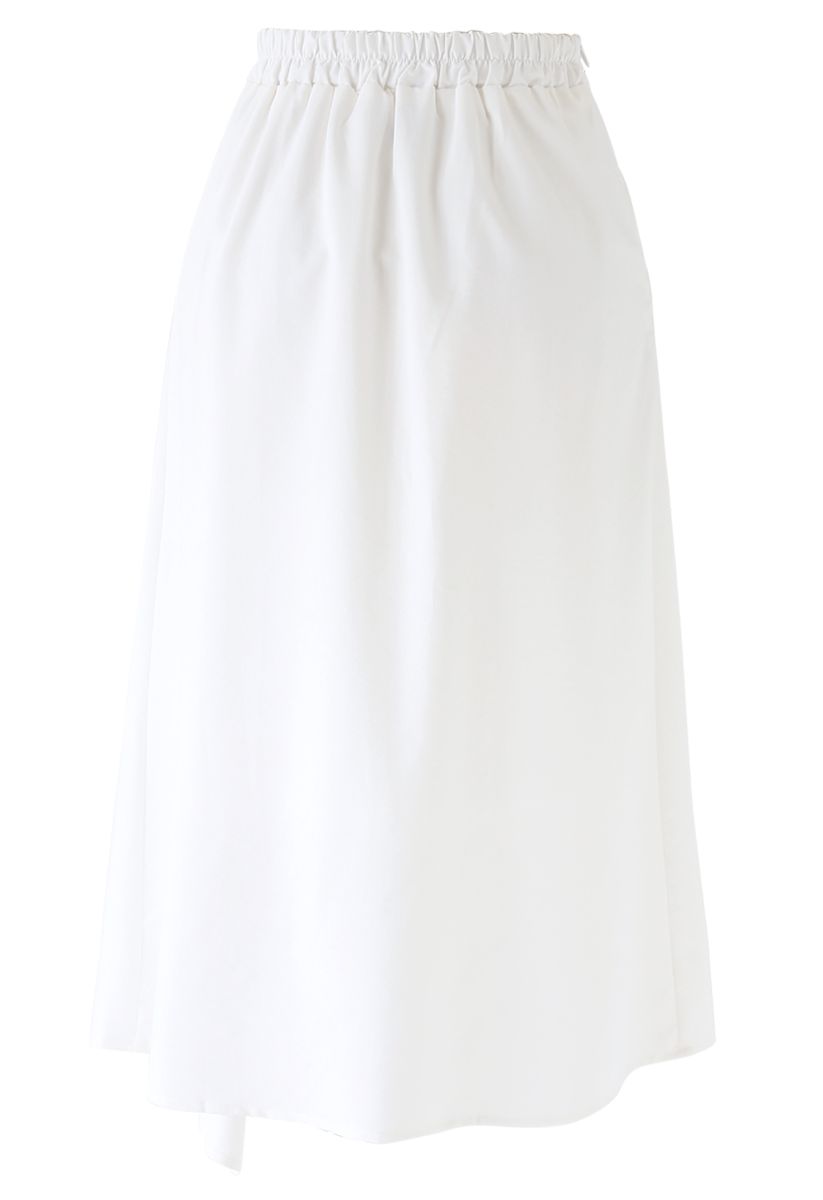 Falda midi con cinturón y detalles plisados en blanco