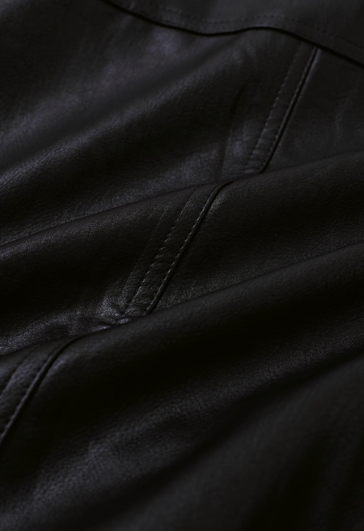 Chaqueta de piel sintética con bolsillo con solapa falsa en negro