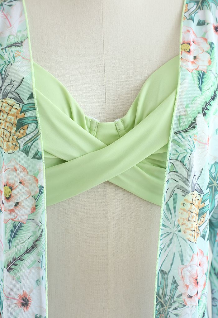 Juego de pareo de bikini delantero entrecruzado con flores frescas en verde claro