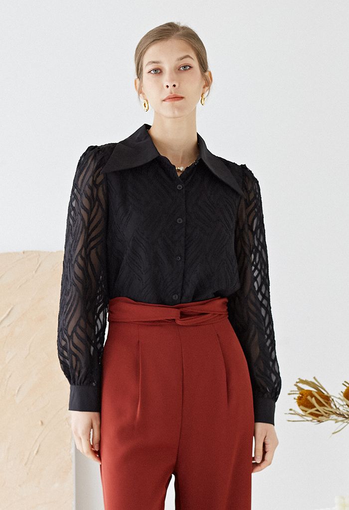 Camisa holgada con textura ondulada elegante en negro