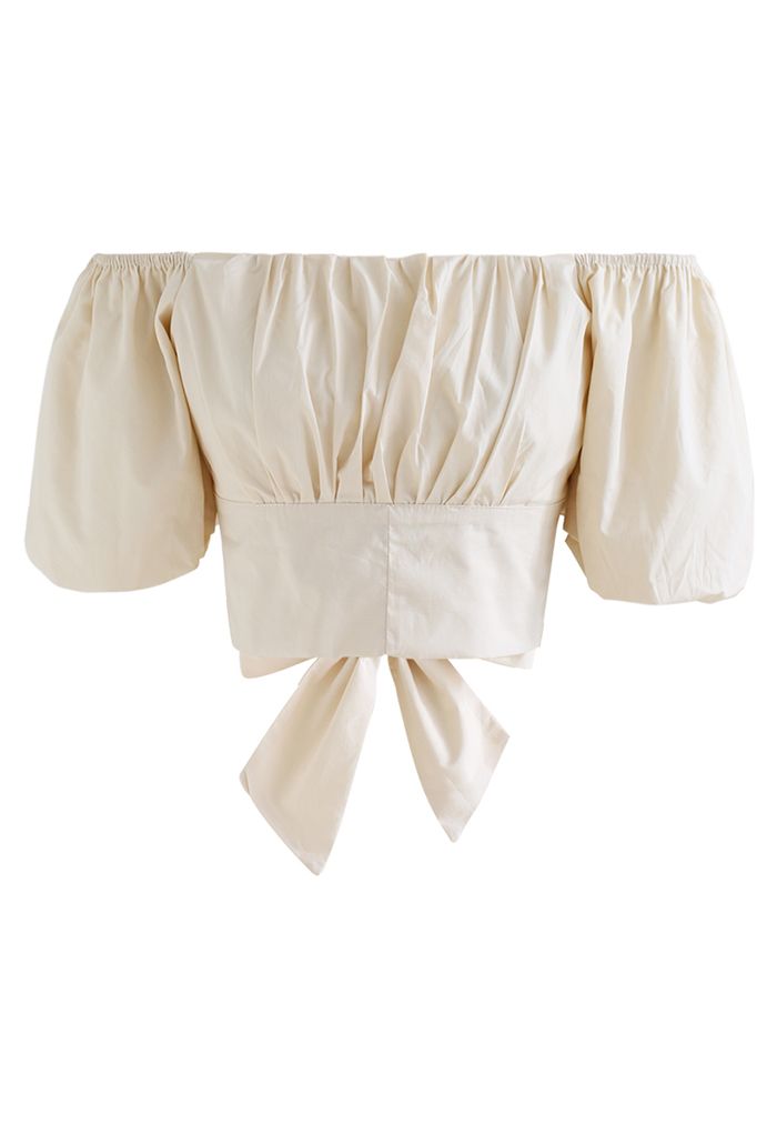 Conjunto de falda acampanada y top corto con lazo y hombros descubiertos en color crema