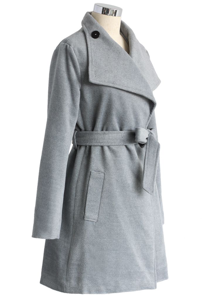 Abrigo de lana con cinturón urbano elegante en humo