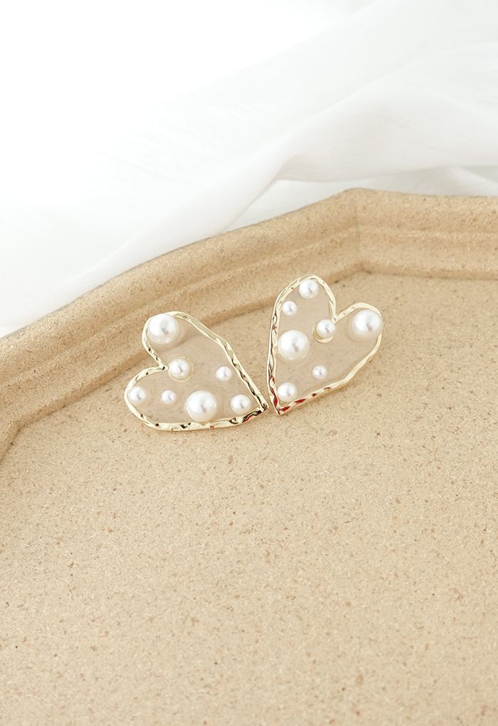 Aretes de corazón adornados con perlas
