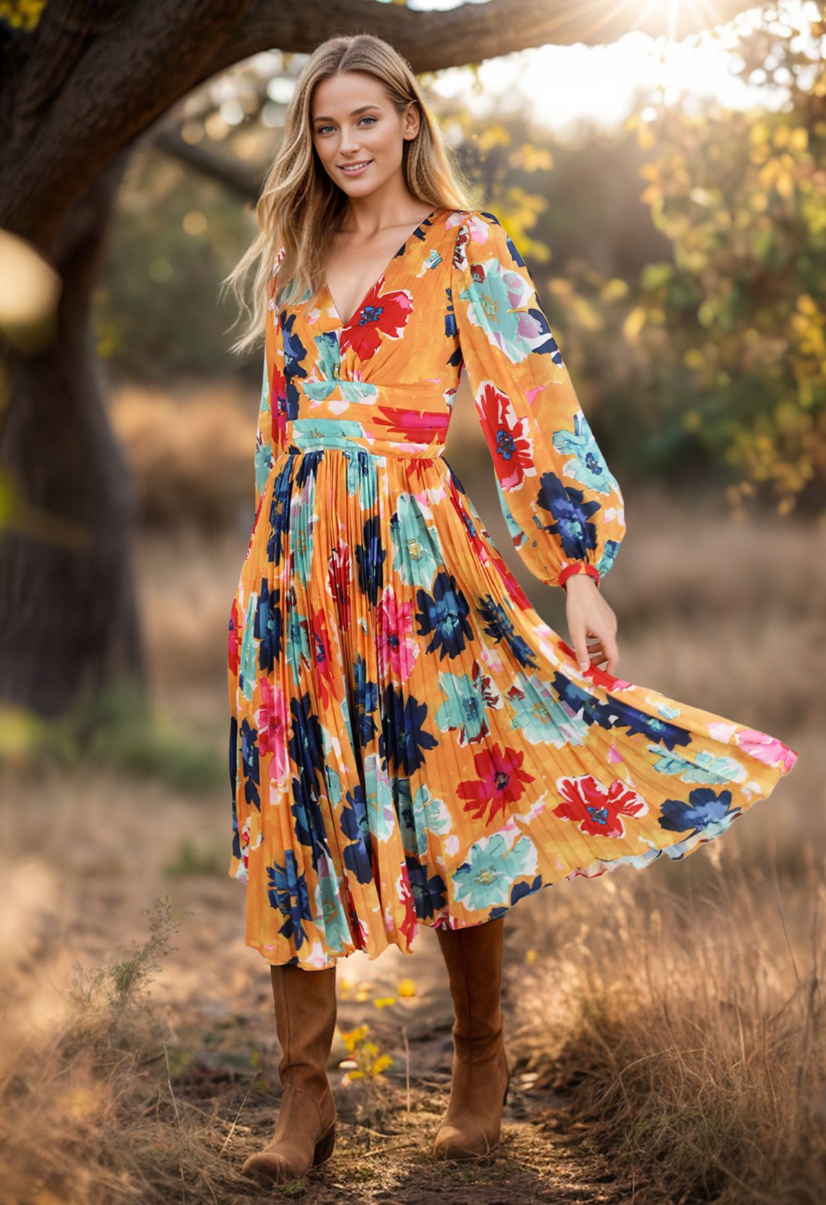 Vestido naranja de satén plisado con abertura floral en la espalda