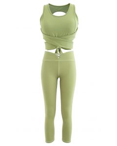 Conjuntos de sujetador deportivo con espalda abierta y cintura con lazo y calzas cortas en verde