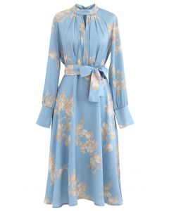 Agarra el vestido de satén con lazo floral de Spotlight en azul