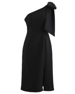 Vestido recto con abertura oblicua y correa de lazo en negro