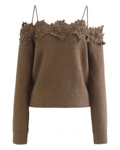 Top de punto suave con hombros descubiertos y borde de crochet floral 3D en marrón