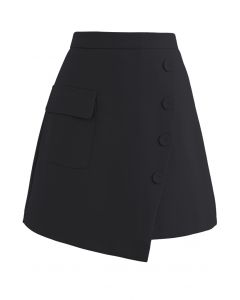Minifalda negra con solapa y bolsillo falso abotonada