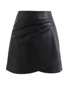 Minifalda plisada de piel sintética cruzada en negro