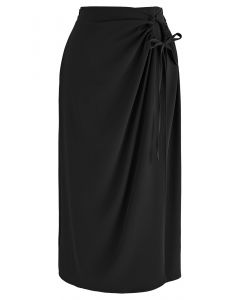 Falda midi con solapa y cordón lateral en negro