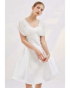 Vestido de cóctel empalmado de gasa plisada en blanco