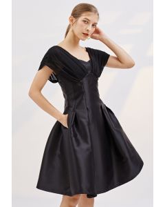 Vestido de cóctel con empalme de gasa plisada en negro