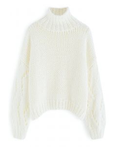 Suéter tejido a mano con cuello alto y manga pointelle en blanco