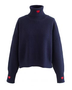 Suéter corto de cuello alto bordado con corazón rojo en azul marino