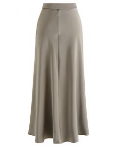 Falda larga drapeada de satén suave con costura media en gris topo