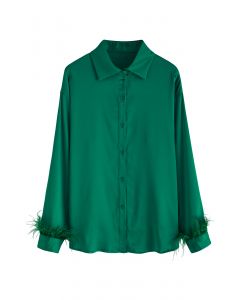 Camisa de satén con ribete de plumas en los puños en verde