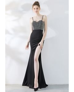 Vestido negro de satén con abertura alta y adornos de cristal
