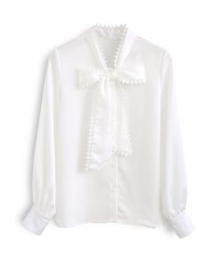 Camisa de satén con lazo en el borde de croché en blanco