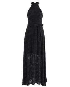 Vestido largo con cuello halter y bordado calado en negro