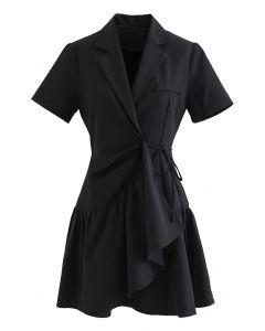 Mini vestido cruzado asimétrico con volantes en negro sólido