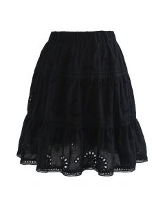 Minifalda con dobladillo con volantes y ojales florales en negro