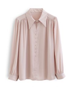 Elegante camisa de satén con botones decorados en rosa