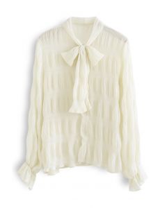 Camisa semitransparente fruncida con cuello de lazo en color crema