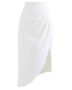 Falda lápiz asimétrica con pliegues laterales en blanco