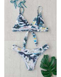Conjunto de bikini con lazo en la espalda y hojas tropicales