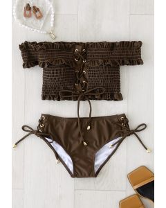 Conjunto de bikini con hombros descubiertos y volantes con cordones en marrón