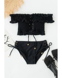 Conjunto de bikini con hombros descubiertos y volantes con cordones en negro