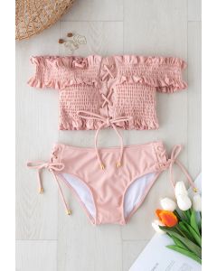 Conjunto de bikini con hombros descubiertos y volantes con cordones en rosa