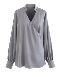 Camisa de manga larga de satén con cuello en V cruzado en gris