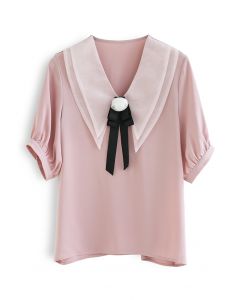 Camisa de raso con cuello de Organdí con broche de rosa en rosa