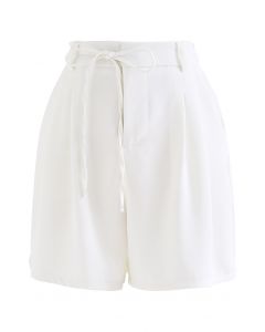 Shorts con bolsillo lateral con tiras que se atan en blanco