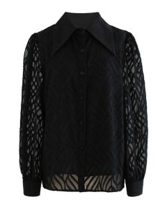 Camisa holgada con textura ondulada elegante en negro