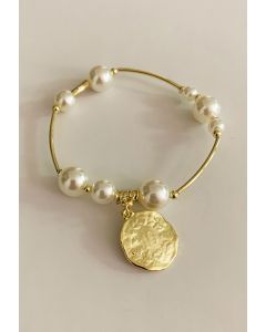 Brazalete de oro con perla y cabeza grabada