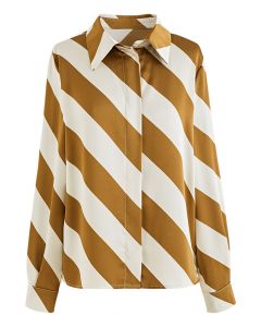 Camisa de satén con cuello en V y rayas diagonales en caramelo