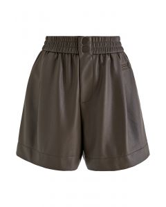 Shorts de cuero sintético con botones texturizados en marrón