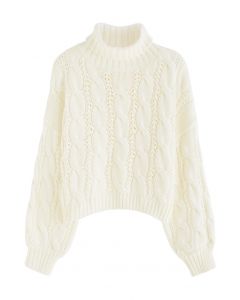 Suéter corto de punto trenzado con cuello alto en color crema