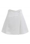 Falda pantalón con solapa y botones de cintura alta en blanco