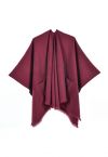 Poncho con dobladillo con flecos y bolsillos suaves Whisper en color burdeos