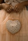 Clutch con decoración de perlas en forma de corazón en dorado