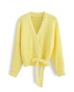 Suéter cruzado de punto grueso con lazo en amarillo