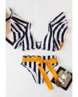 Conjunto de bikini con lazo y volantes a rayas en blanco y negro