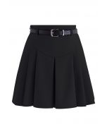 Minifalda plisada con cinturón y detalle de costuras en negro